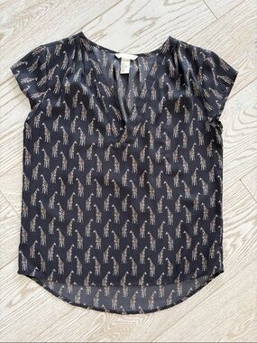 H&M size 6 giraffe motif top.